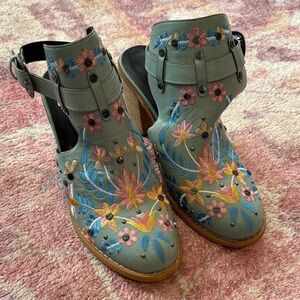 Embroidered Floral Booties Sz9